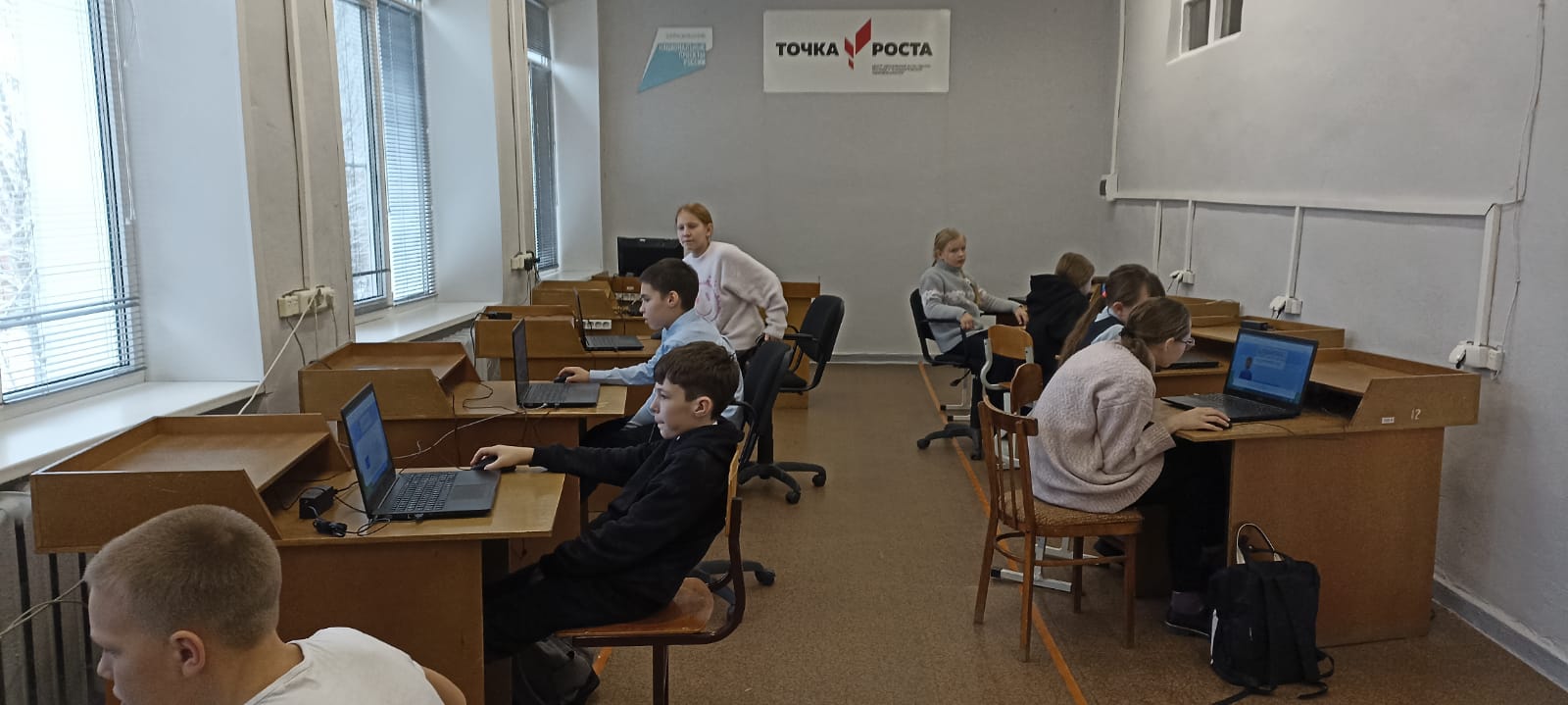 В течение первой недели  декабря на базе центра «Точка роста» для обучающихся 5-9,11 классов прошёл Урок цифры - Всероссийский образовательный проект в сфере информационных технологий..