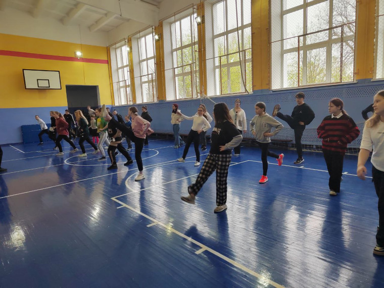 В школе прошла массовая зарядка.